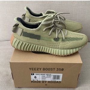 I’m selling limited edition Yeezy Boost 350 V2 brand new never worn shoes.